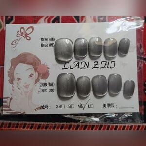 ⭐️Sz. MED. SILVER/GRAY CAT EYE SHORT ROUND TIP NAILS!